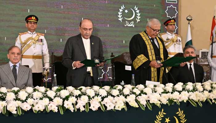 President Asif Ali Zardari administers oath to Justice Aminuddin Khan as first CJ of FCC on November 14, 2025. — Reporter