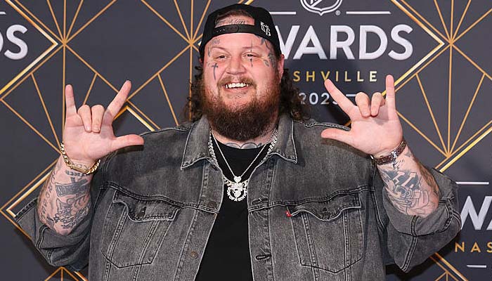 Jelly Roll debuts clean-shaven face