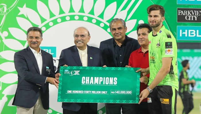 Lahore Qalandars captain Shaheen Afridi receives champions prize money after winning Pakistan Super League 2026 at Lahores Gaddafi Stadium on May 25, 2025. — PCB