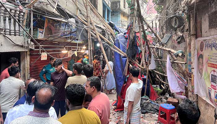 Residents stand in an alley after vacating their house next to a fallen scaffolding following an earthquake in Dhaka, Bangladesh, November 21, 2025. — Reuters