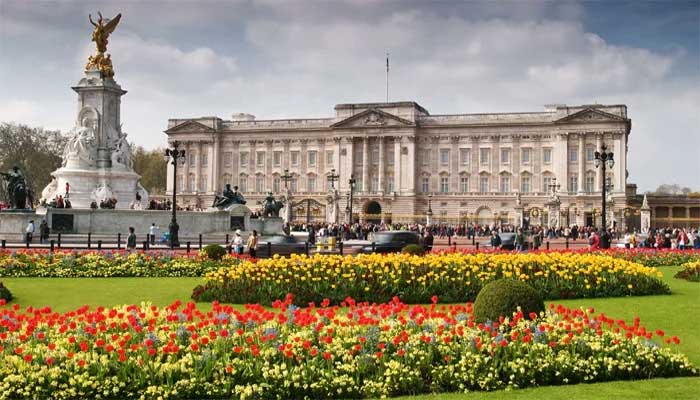 Clarification issued after people gather outside Buckingham Palace