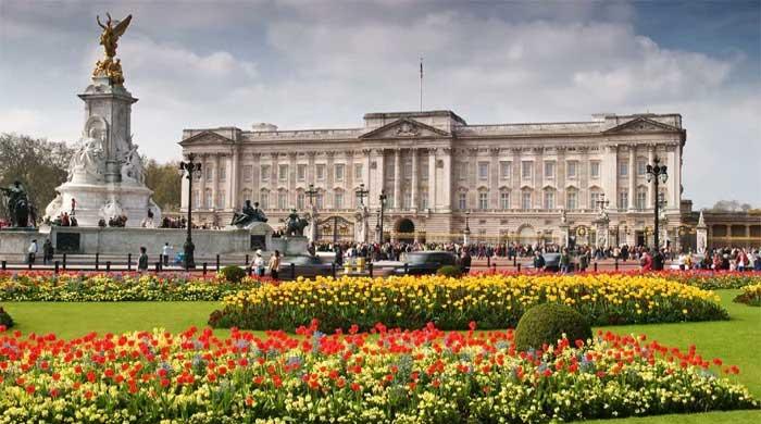 Clarification issued after people gather outside Buckingham Palace 