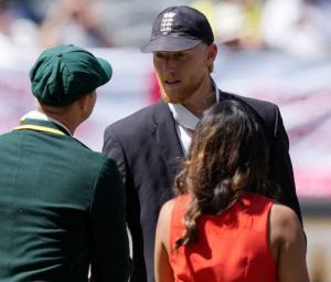 England opt to bat first against Australia in Ashes opener