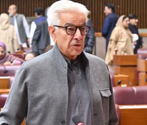 War threat with India still persists, says defence minister