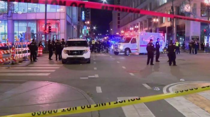 Chaos erupts in Chicago loop: Six wounded in shootings following Christmas tree lighting
