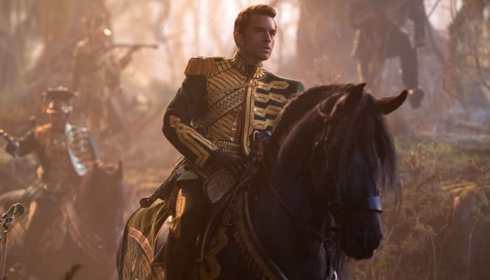 Jonathan Bailey makes unexpected visit at ‘For Good screening