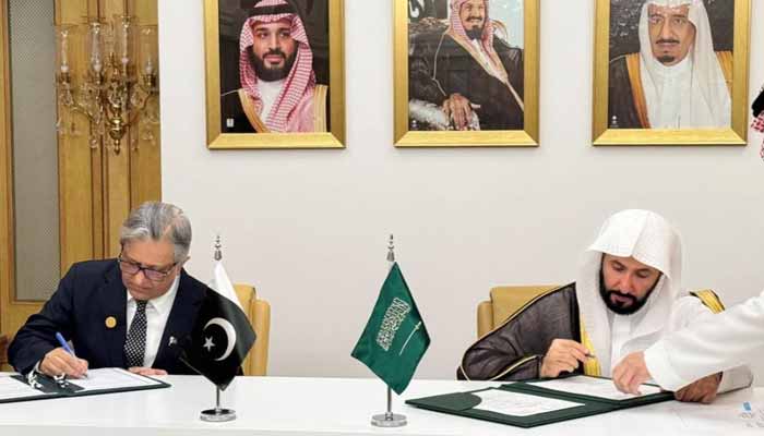 Federal Law Minister Azam Nazeer Tarar (centre left) signs a memorandum of understanding with Saudi Justice Minister Waleed Mohammed Al-Samaani at the Second International Conference on Justice in Riyadh, Saudi Arabia, November 24, 2025. — X/@ ministry_law