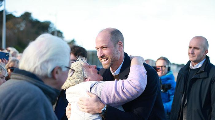 Prince William hits Porth Eirias for hugs and Welsh cakes
