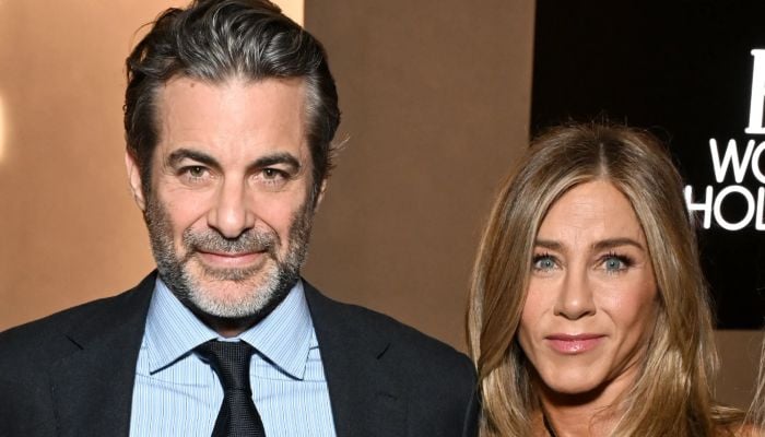 Jennifer Aniston takes boyfriend Jim Curtis as model