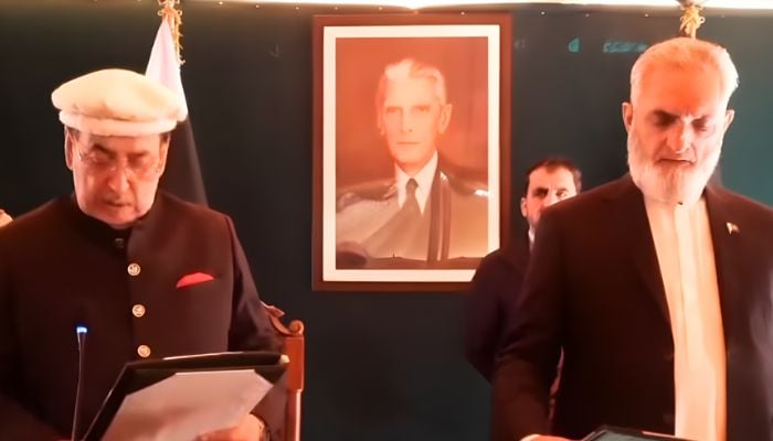 Justice (retd) Yar Muhammad Nasir (left) taking oath as caretaker chiem minister of Gilgit Baltistan on Noevember 26, 2025. — Screengrab Geo News
