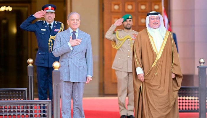 Prime Minister Muhammad Shehbaz Sharif reveives guard of honor at the Al-Qudaibiya Palace in Manama on November 26, 2025. — PMs Office