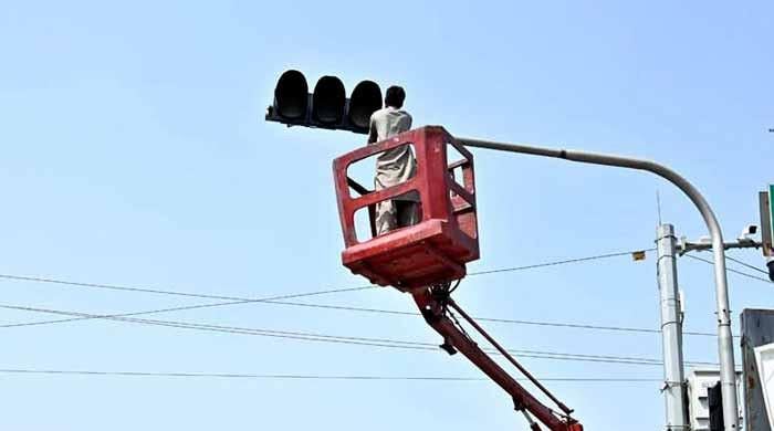 E-challan system faces challenges as 'only 69 of 89 traffic signals functioning in Karachi'