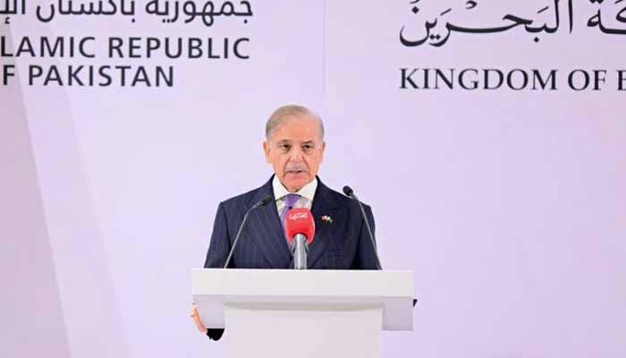 PM Shehbaz Sharif addresses the business community in Manama on November 27, 2025. — X/@PakPMO
