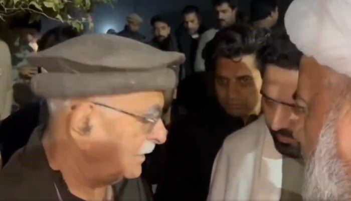 TTAP Chief Mahmood Khan Achakzai talking to the media while MWM Chief Allama Raja Nasir Abbas, KP CM Sohail Afridi and Shafi Jan listen outside the Adiala jail on November 28, 2025. — X@PTIKarachi_/Screengrab
