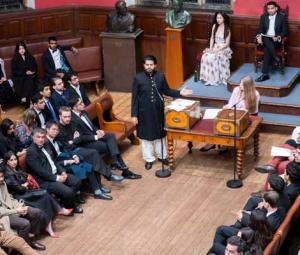 Pakistani students win Oxford University debate against Indian team