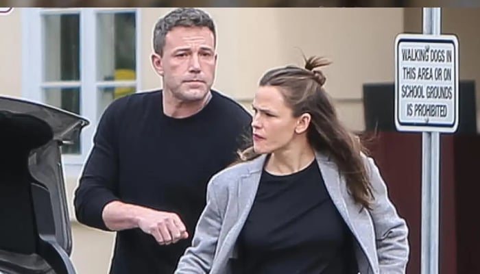 Ben Affleck spotted driving to Jennifer Garners home with kids on Thanksgiving