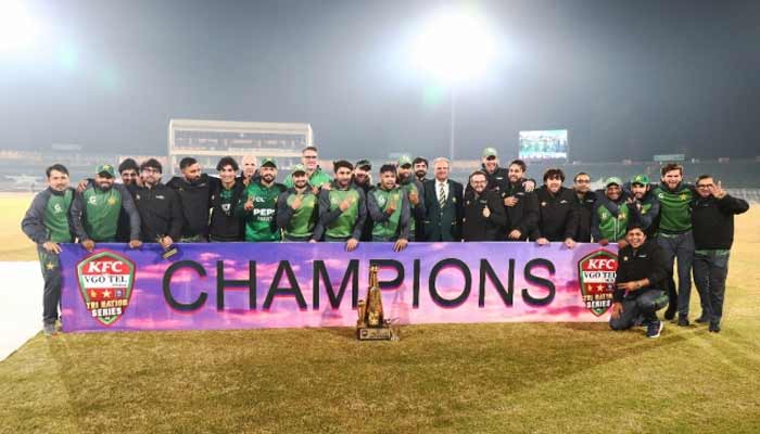 Pakistan team pose after clinching T20I tri-series at the Rawalpindi Cricket Stadium, November 29, 2025. — PCB