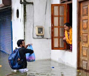 Sri Lanka declares emergency as cyclone toll hits 132