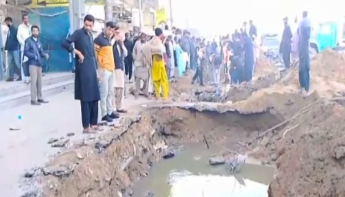 Rescue operation underway after a three-year-old boy slipped into an uncovered manhole near Nipa flyover, Karachi, December 1, 2025. — Screengrab via YouTube/Geo News