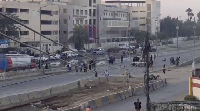 Search continues after minor boy falls into open manhole near Karachi's Nipa Chowrangi 