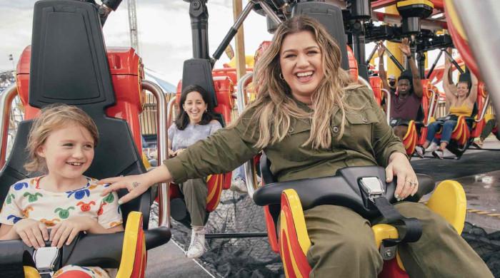 Kelly Clarkson plans special holidays for kids after father's death