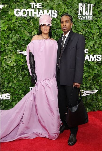 Rihanna turns up temperature at Gotham Awards red carpet