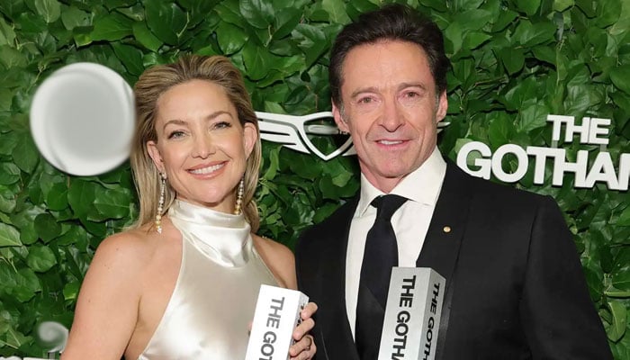 Hugh Jackman, Kate Hudson crash bar for surprise Neil Diamond sing-slong