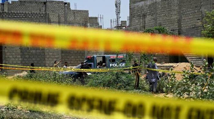 Furious mob burns suspected robber alive after citizen shot dead in Karachi