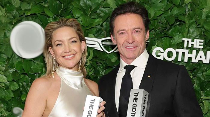 Hugh Jackman, Kate Hudson crash bar for surprise Neil Diamond sing-along
