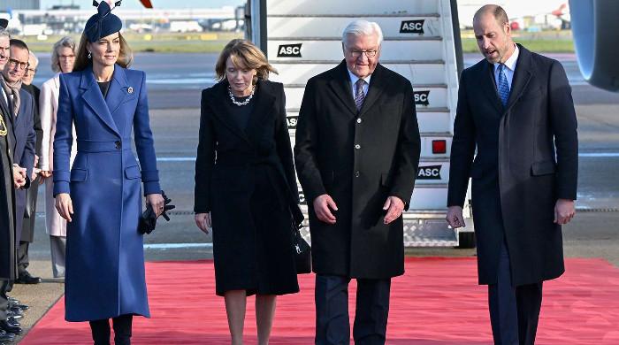 Kate and William step up in powerful display for crown