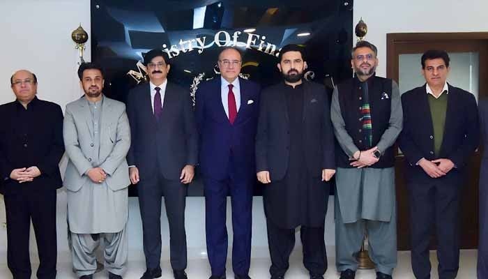 Finance MinisterMuhammad Aurangzeb in a group photo with representatives of all four provinces ahead of the 11th NFC meeting in Islamabad on December 4, 2025. — Geo News
