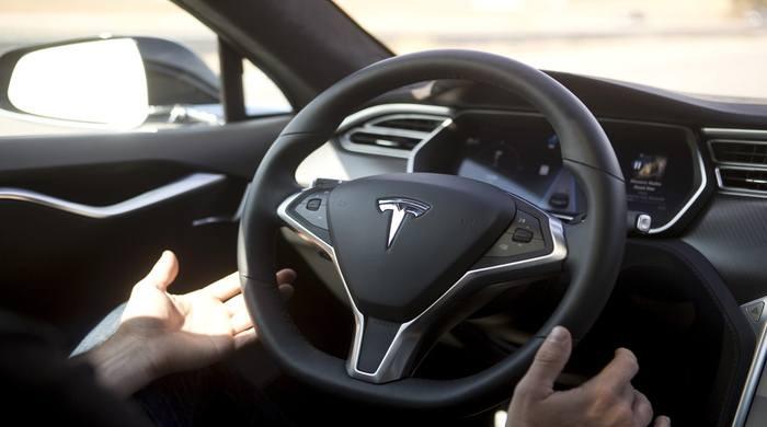 Latest Tesla FSD update allows texting while driving, a violation in most US states