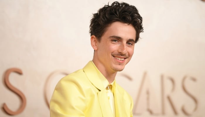 Timothée Chalamet shocks CCXP crowd with full Crank That routine