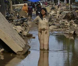 Starvation fears as flood toll passes 900 in Indonesia