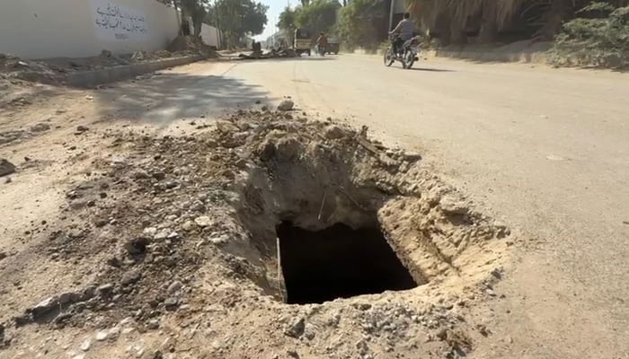 An open manhole in Karachi poses a serious danger to commuters and passersby. — Geo News/file