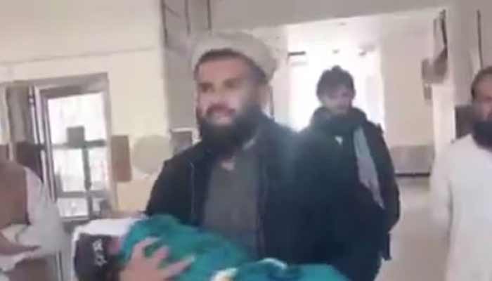 A man carries body of seven-year-old daughter, who died due to the alleged lack of facilities in government hospital located in South Waziristan, Khyber Pakhtunkhwa. — Reporter