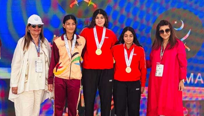 Pakistan Armys Jehanara Nabi (centre) poses for a picture after winning National Games gold medal in 400m individual medley in Karachi on December 9, 2025. — Reporter