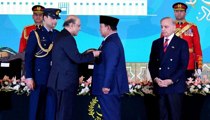 President Asif Ali Zardari confers the Nishan-e-Pakistan on Indonesian President Prabowo Subianto during a special investiture ceremony at Aiwan-e-Sadr on December 9, 2025. — APP