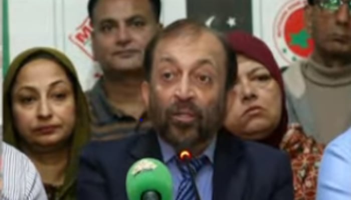 Muttahida Qaumi Movement-Pakistan leader Farooq Sattar addressing press conference in Karachi on December 10, 2025. — Geo News Live