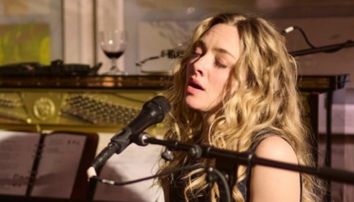 Amanda Seyfried surprises fans with impromptu performance at film premiere