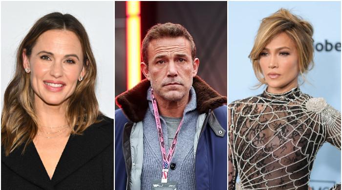 Ben Affleck caught between Jennifer Garner, Jennifer Lopez at Christmas