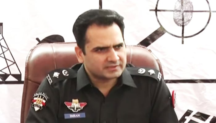 SSP Special Investigation Unit Dr Imran Khan adderessing a presser in Karachi on December 14, 2025. — Screengrab Geo News