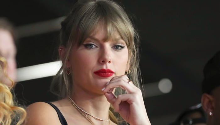 Taylor Swift witnesses Travis Kelce enter danger zone on the field