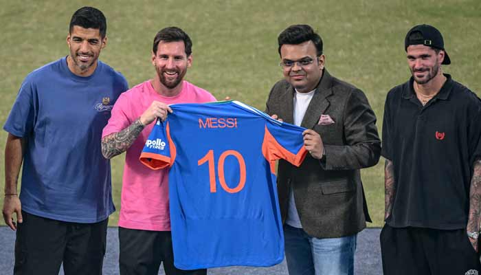 Argentinas footballers Lionel Messi (2Left), Rodrigo De Paul (Right) and Uruguayan footballer Luis SuÃ¡rez (Left) pose for a photograph with International Cricket Council (ICC) chairman Jay Shah during his Goat Tour at the Arun Jaitley Stadium in New Delhi on December 15, 2025. — AFP