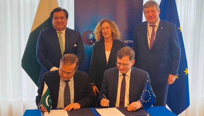Ministry of Economic Affairs Secretary Muhammad Humair Karim (left) and European Investment Bank (EIB) Head of Division of Asia Pacific Edvardas Bumsteinas signing declaration for Karachi Water Infrastructure Framework project. — Facebook/@EUinPakistan