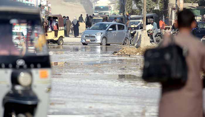 Inundated road by overflowing sewerage water, creating problems for residents and commuters, near Nipa Chowrangi, University Road, Karachi, December 4, 2025. — PPI