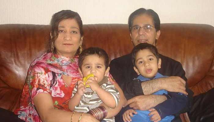 Deceased Shumaila Imran Farooque (left) poses in a family picture with her husband, MQM leader Imran Farooq (late), and children. — Reporter