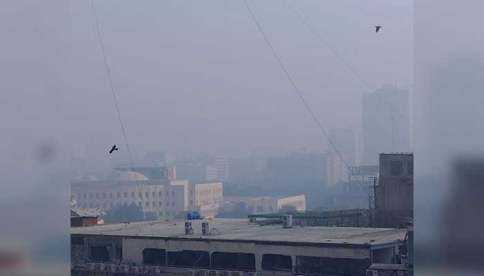A view of dense fog in Karachi on December 21, 2025. — Geo.tv