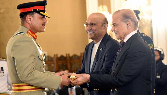 President Asif Ali Zardari and PM Shehbaz Sharif confer baton of Field Marshal to COAS-CDF Asim Munir. — PID/File