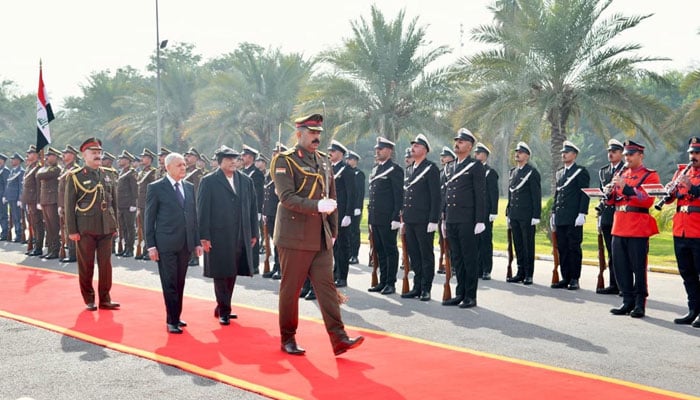 President Asif Ali Zardari and his Iraqi counterpart Dr Abdul Latif Jamal Rashid are inspecting the guard of honour at Baghdad Palace on December 21, 2025. — PID